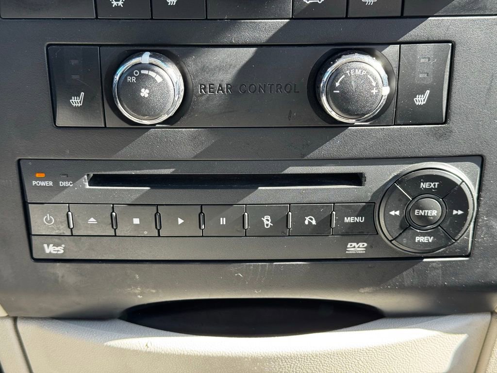 Used 2010 Volkswagen Routan SE image 16