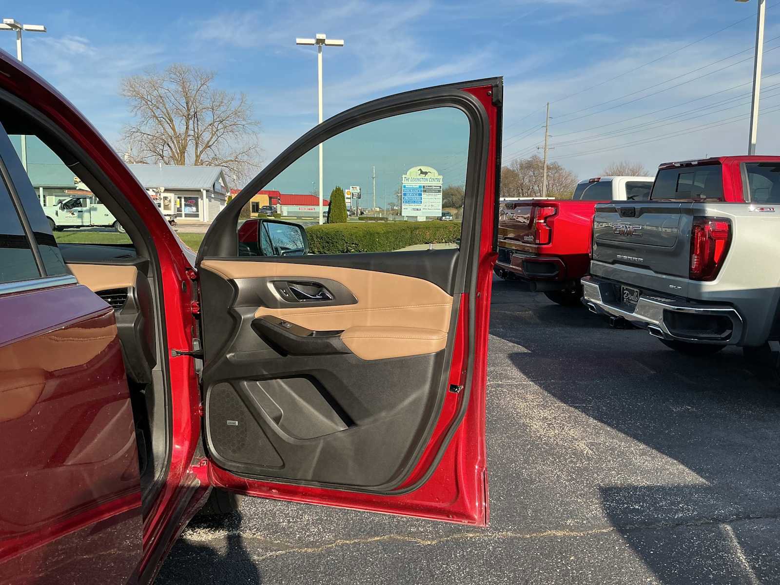 Used 2023 Chevrolet Traverse Premier FWD image 30
