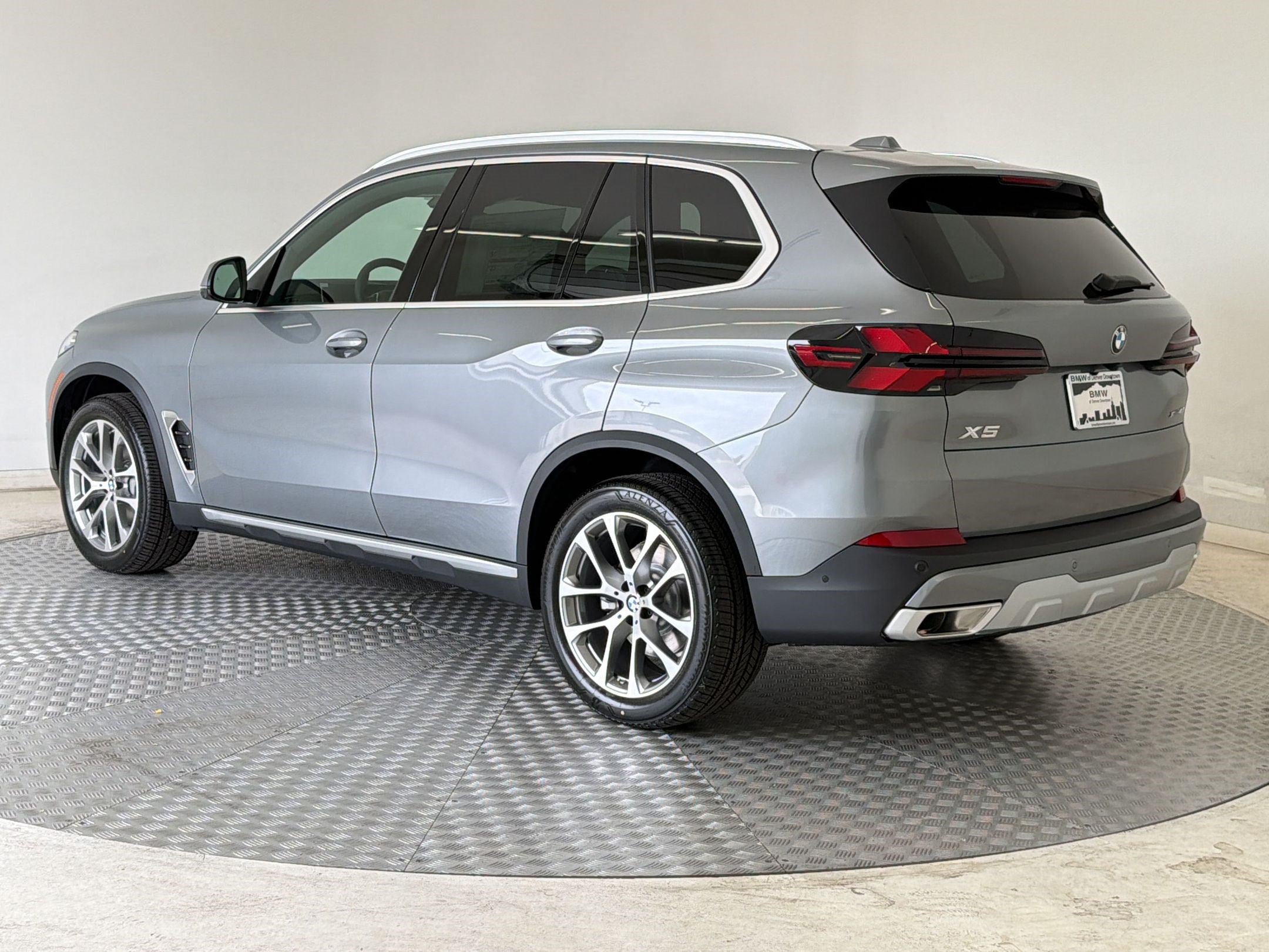 New 2026 BMW X5 xDrive40i w/ Premium Package AWD/4WD image 3