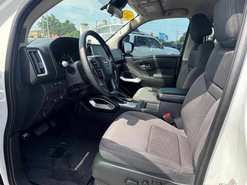 Used 2025 Nissan Frontier SV w/ Tow Package RWD image 9
