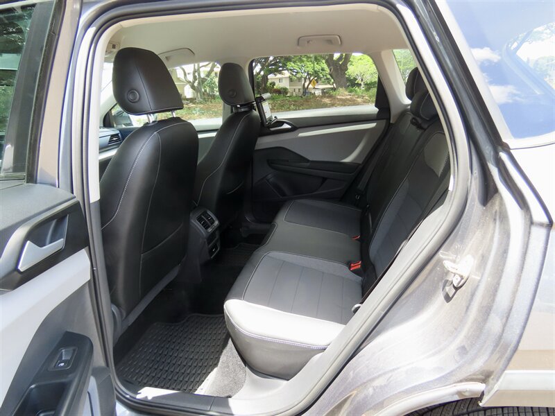 Used 2022 Volkswagen Taos SE FWD image 11