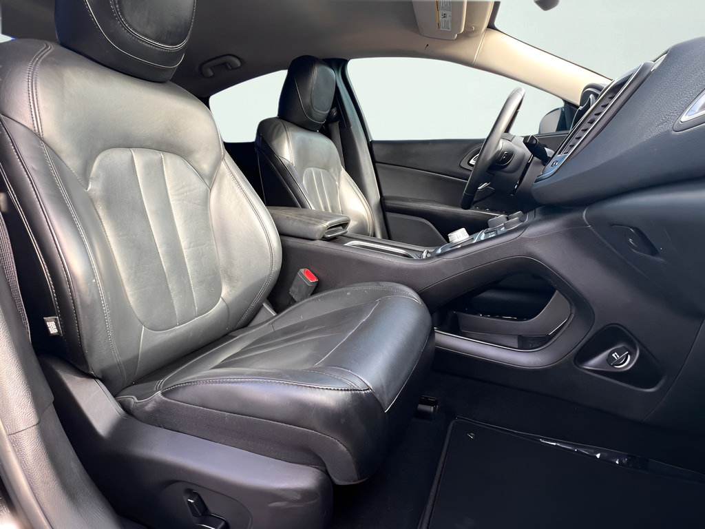 Used 2017 Chrysler 200 Limited Platinum FWD image 31