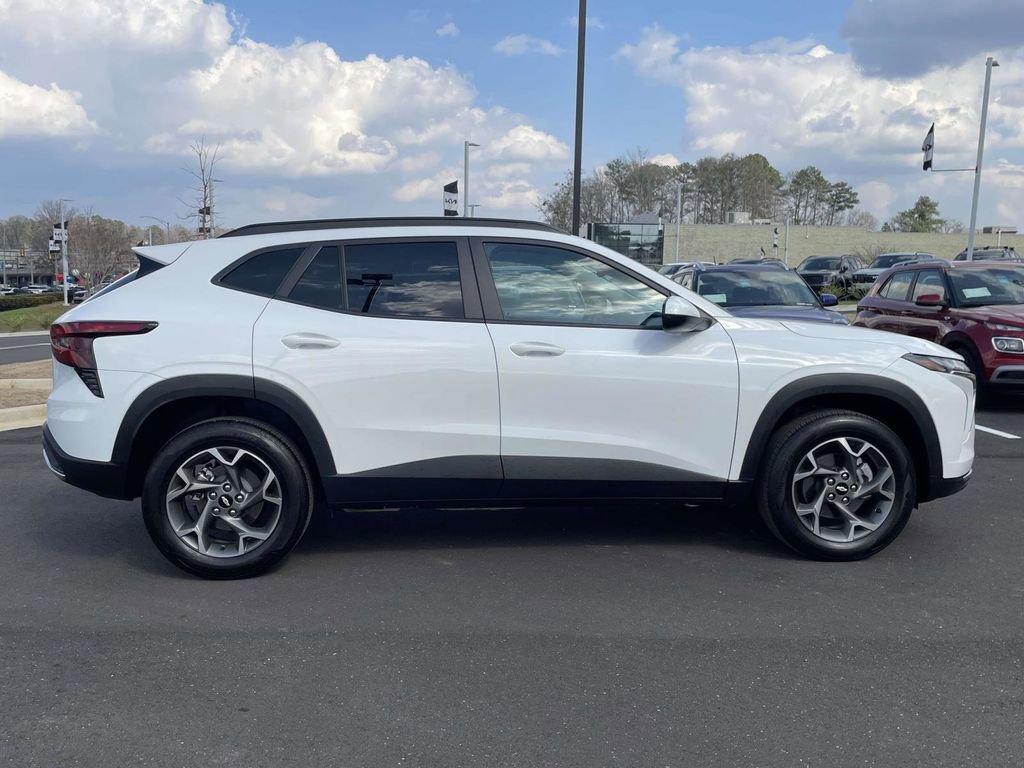 Used 2025 Chevrolet Trax LT image 2