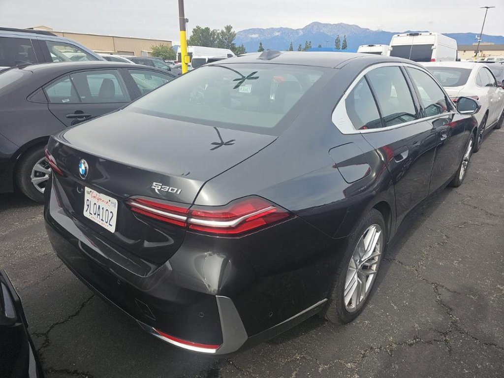 Used 2024 BMW 530i image 2