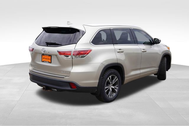 Used 2016 Toyota Highlander XLE AWD/4WD image 3