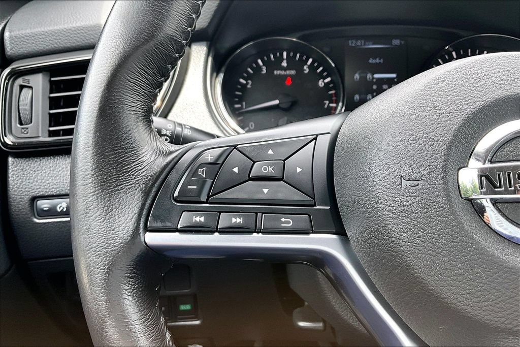 Used 2017 Nissan Rogue SV AWD/4WD image 11