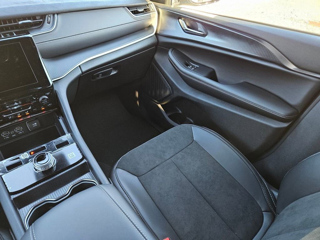 New 2025 Jeep Grand Cherokee Altitude image 15