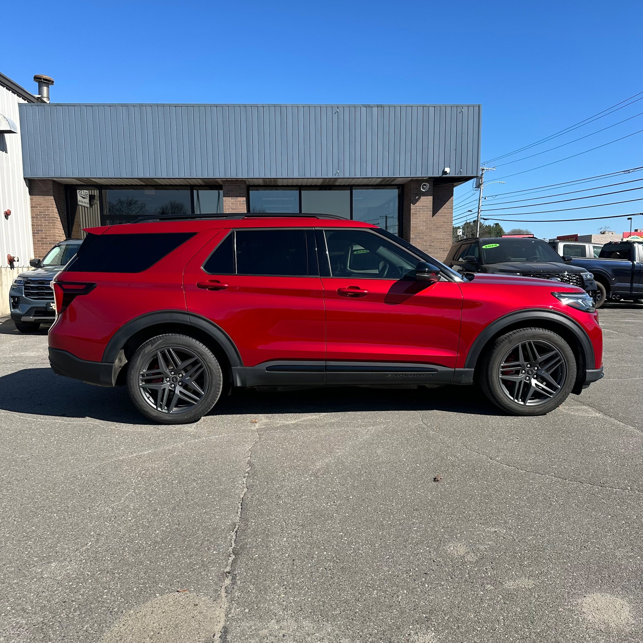 Used 2025 Ford Explorer ST AWD/4WD image 2