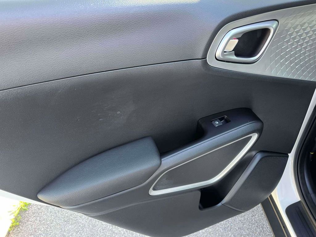 Certified 2025 Kia Soul LX w/ LX Technology Package image 5