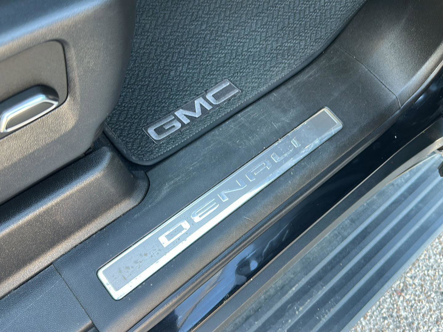 Used 2022 GMC Yukon XL Denali image 27