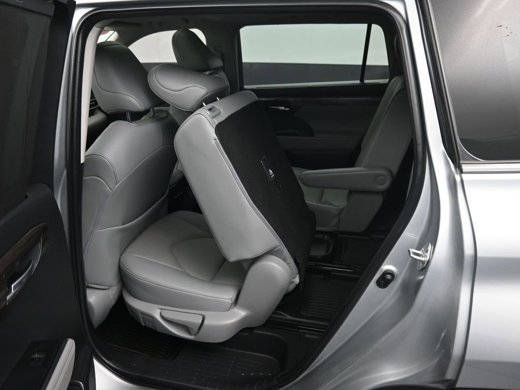 Used 2023 Toyota Highlander Limited image 35