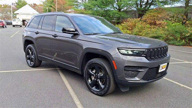 Used 2024 Jeep Grand Cherokee Altitude image 2