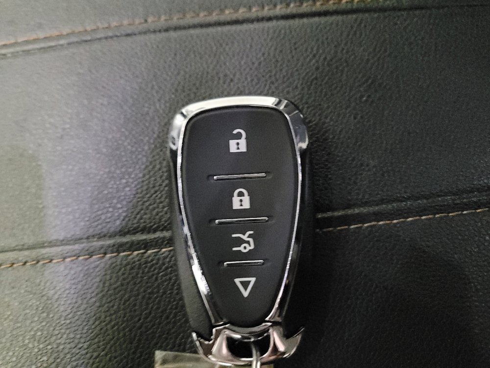 Used 2021 Chevrolet Traverse LS image 32