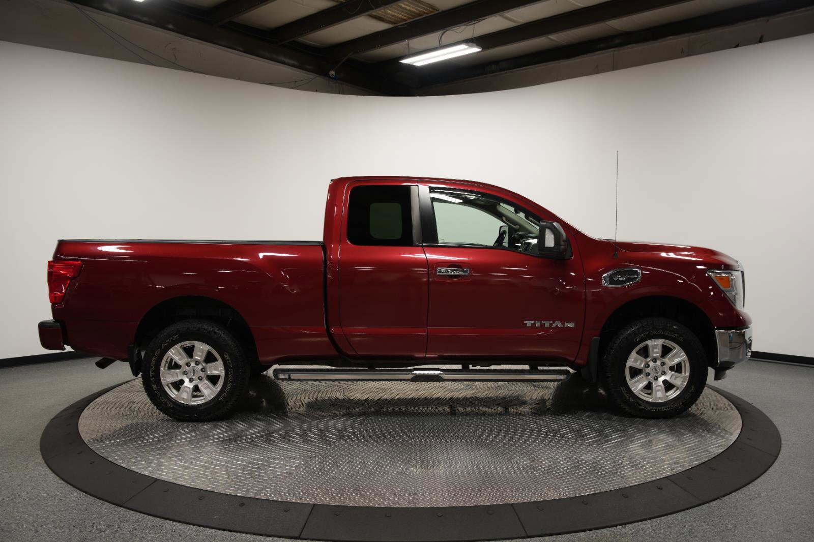 Used 2017 Nissan Titan SV image 9