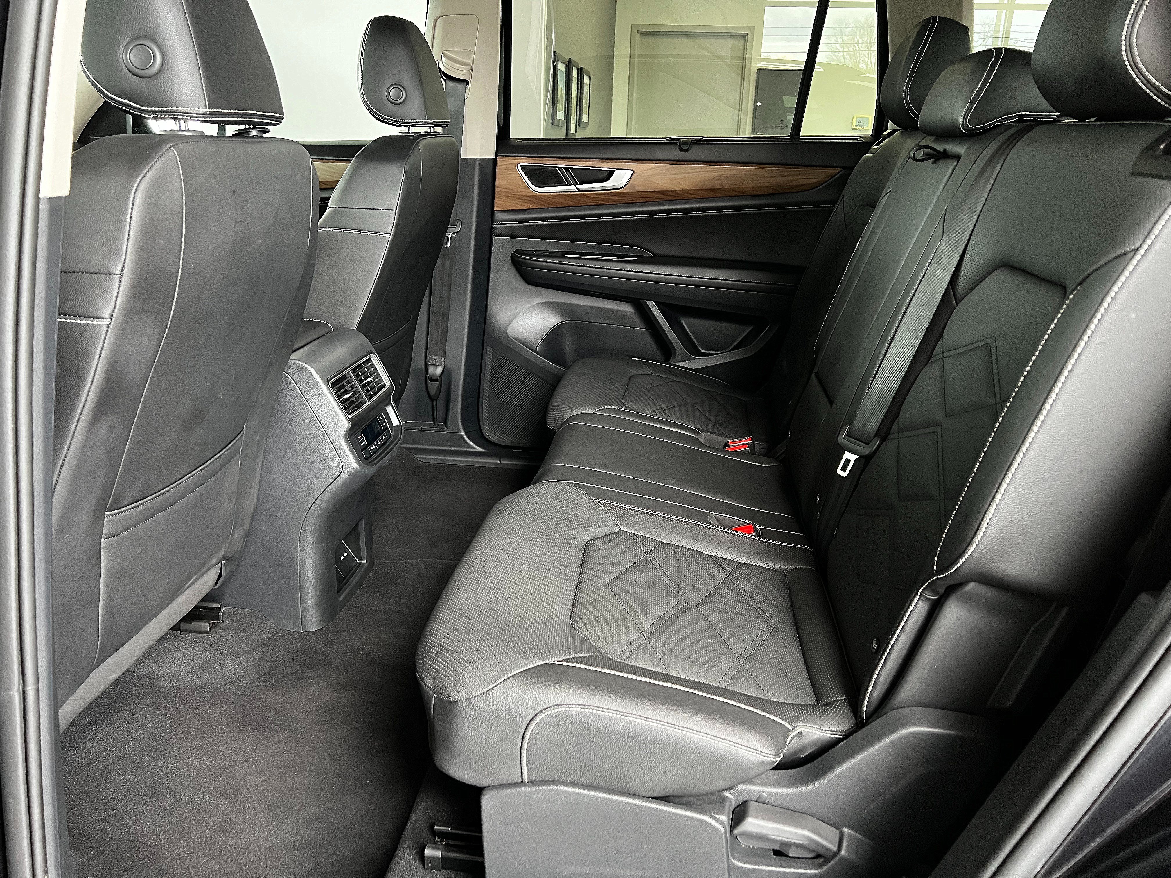 Used 2025 Volkswagen Atlas SE AWD/4WD image 24