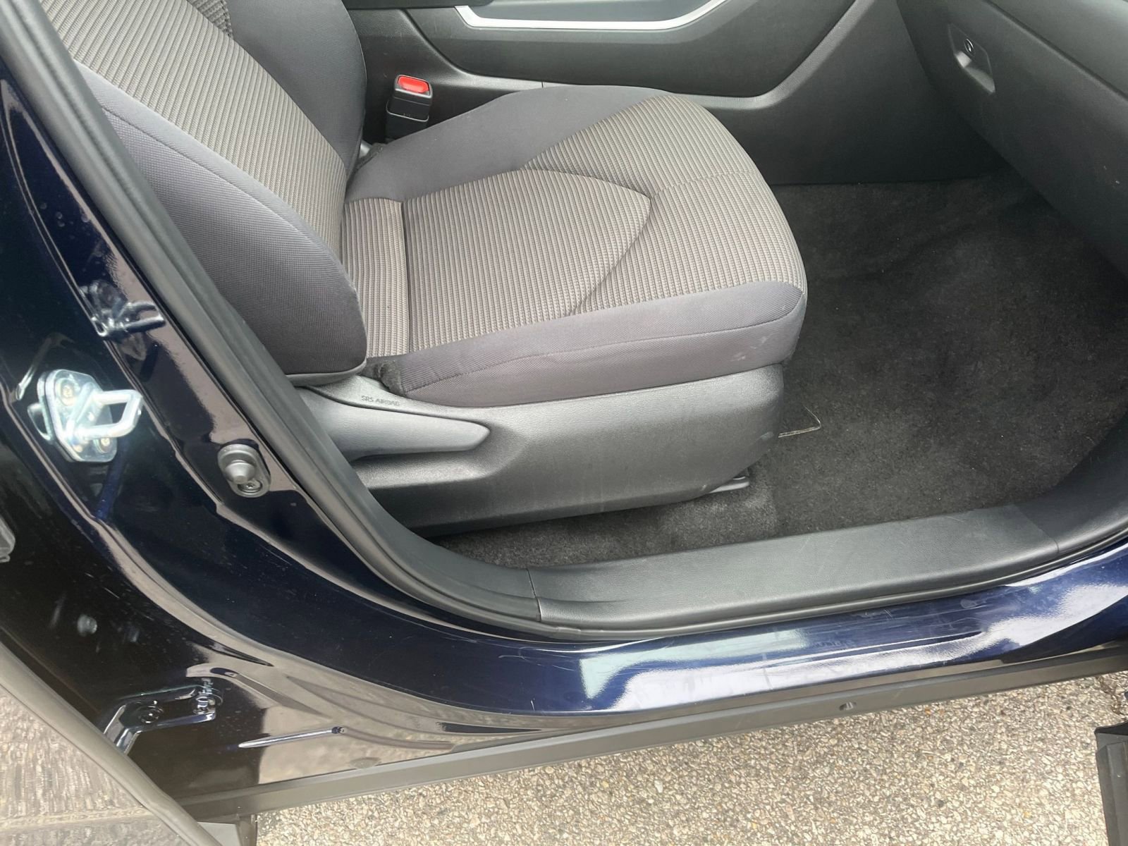 Used 2025 Toyota Highlander LE FWD image 28
