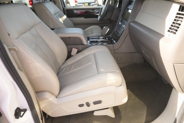 Used 2017 Lincoln Navigator Select image 21