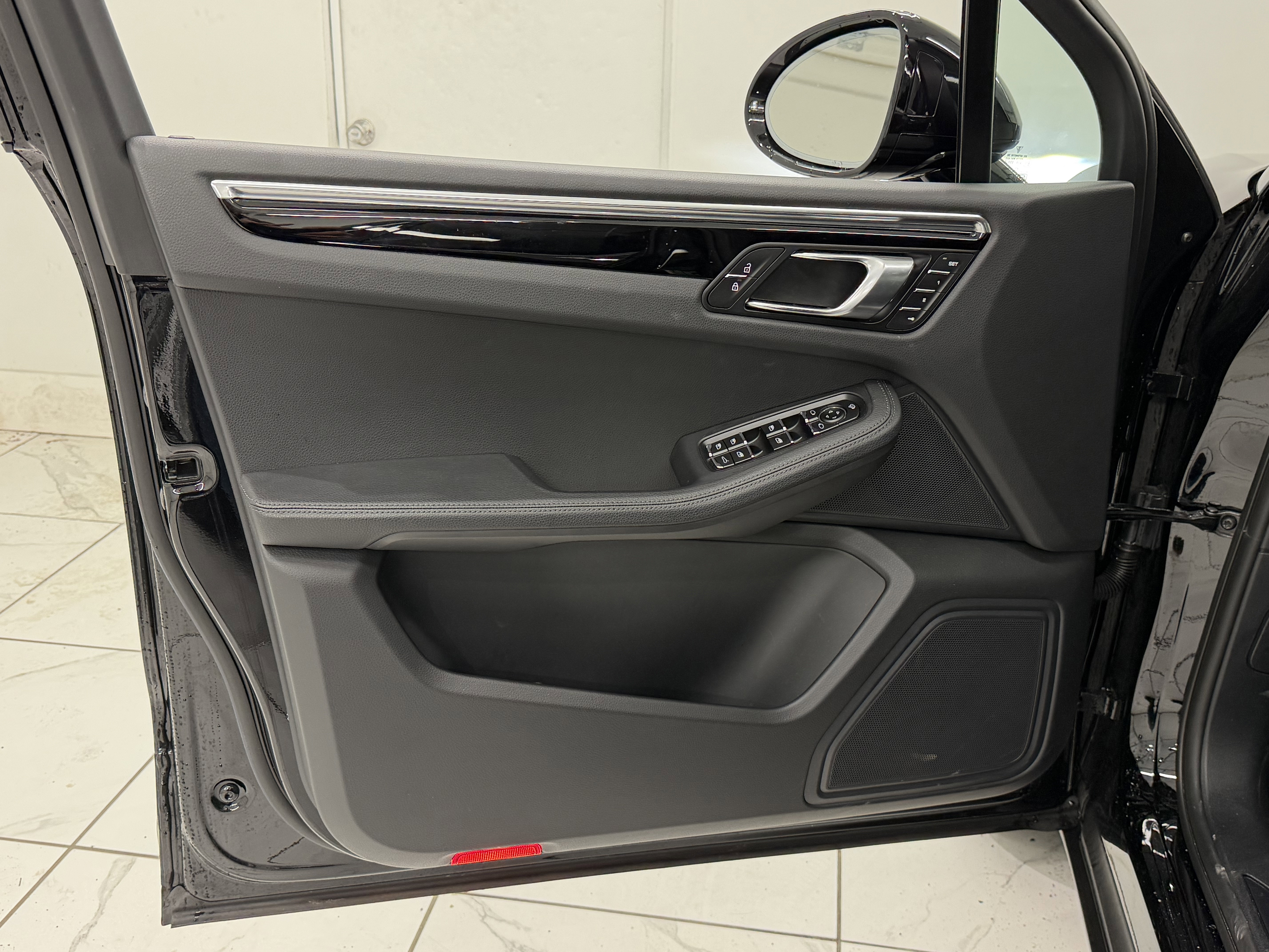 Certified 2025 Porsche Macan image 27