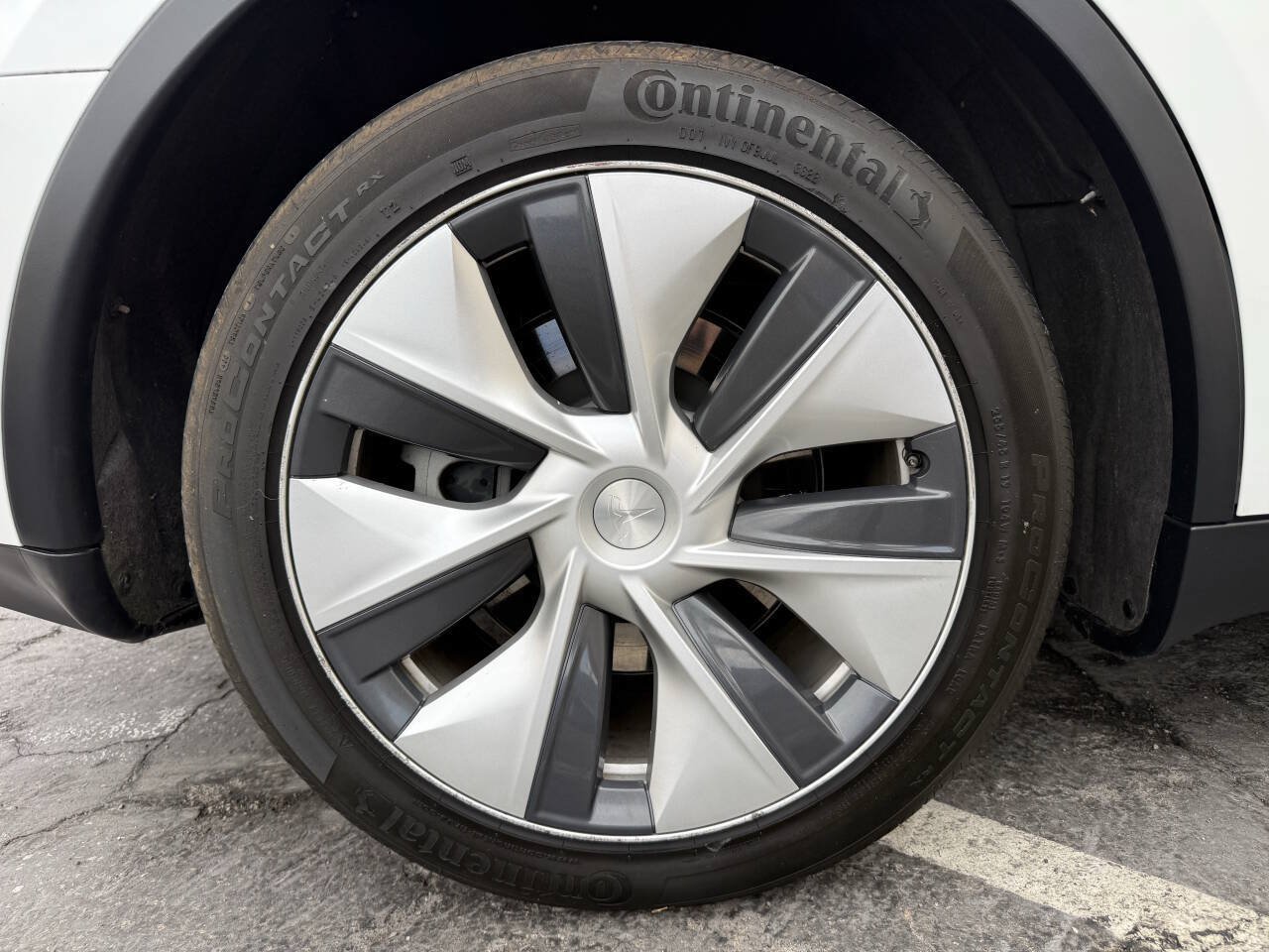 Used 2023 Tesla Model Y Long Range AWD/4WD image 31
