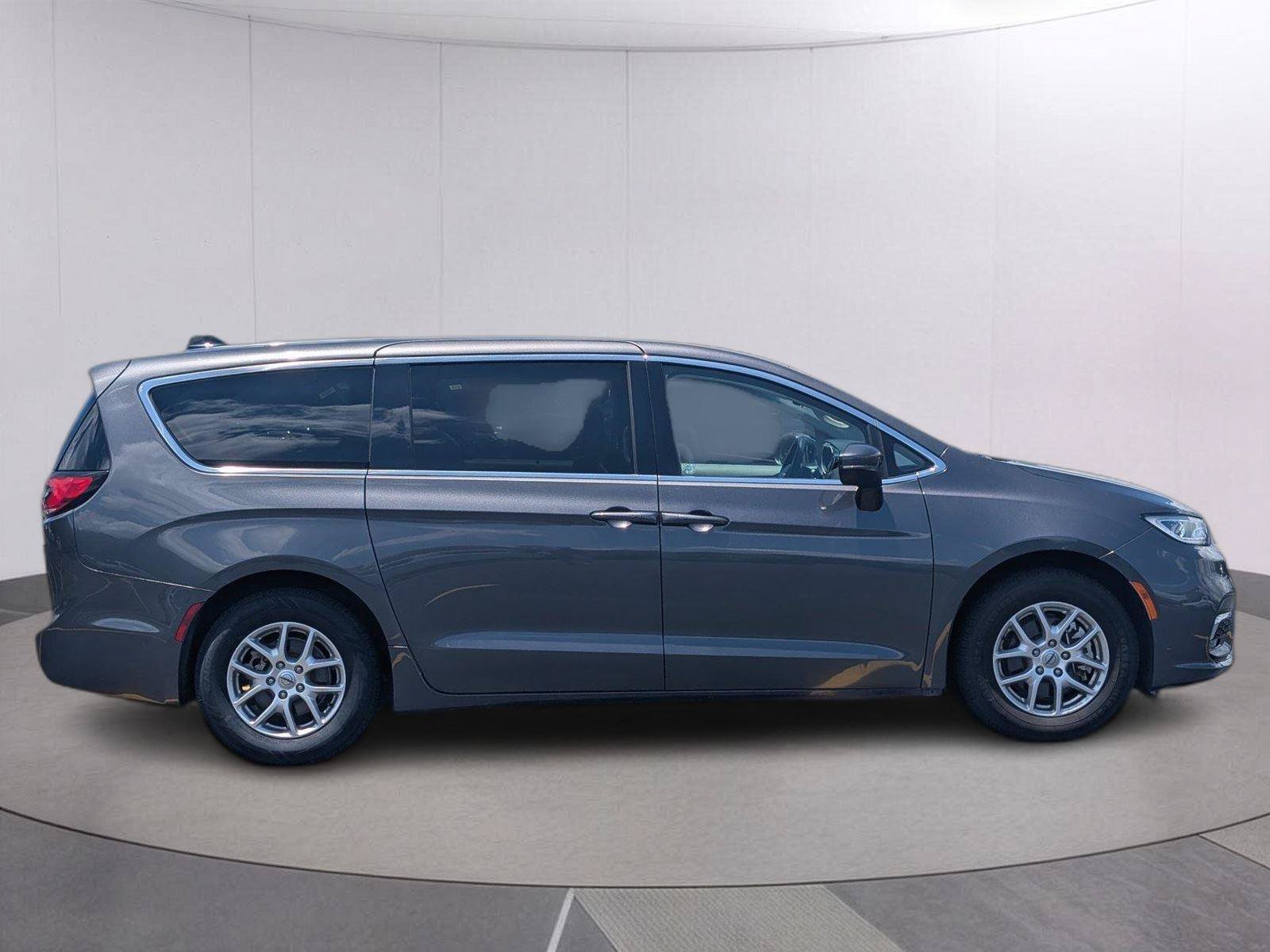 Used 2023 Chrysler Pacifica Touring-L FWD image 6