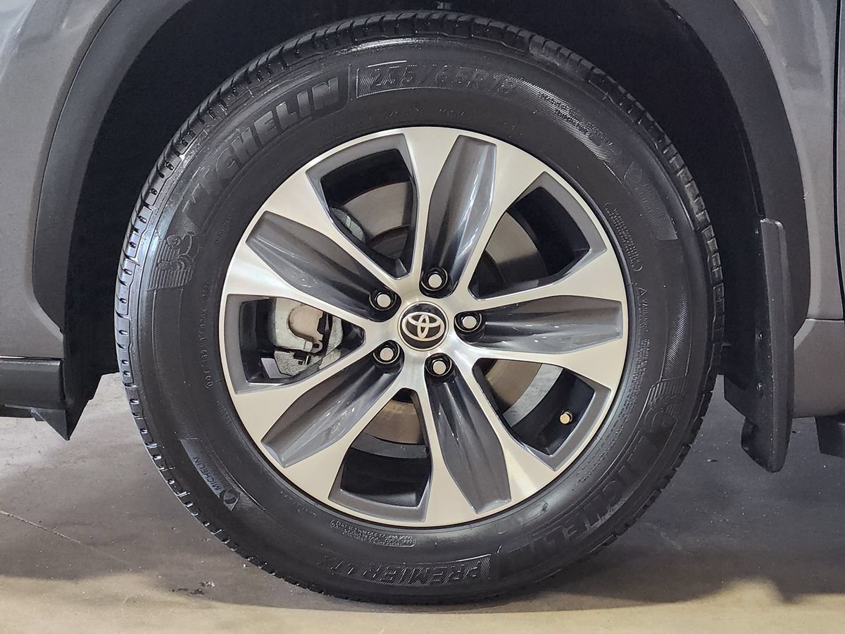 Used 2024 Toyota Highlander XLE FWD image 28