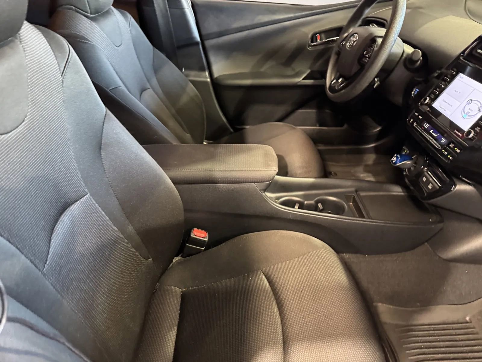 Used 2022 Toyota Prius L Eco FWD image 6