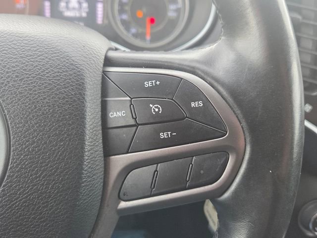 Used 2019 Jeep Cherokee Latitude w/ Cold Weather Group AWD/4WD image 38