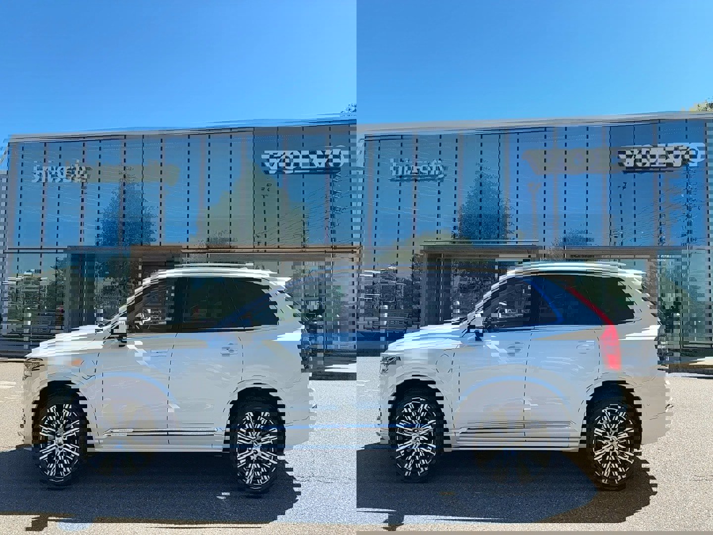 Certified 2024 Volvo XC90 T8 Plus w/ Protection Package Premier image 1