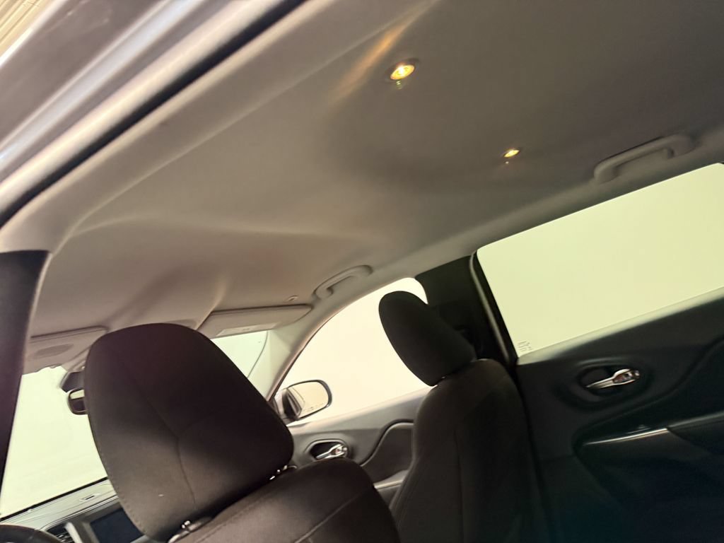 Used 2019 Jeep Cherokee Latitude w/ Comfort & Convenience Group AWD/4WD image 51