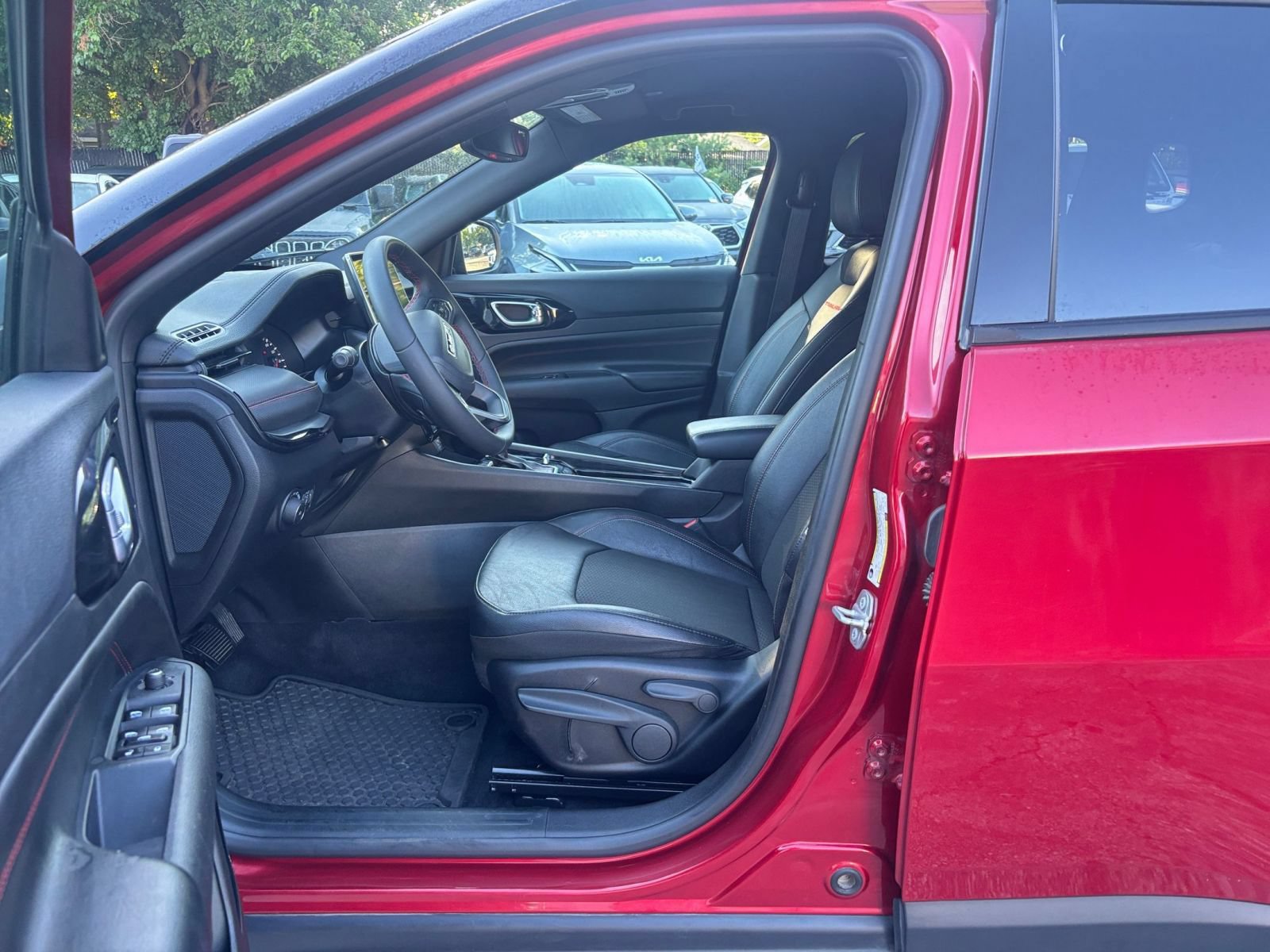Used 2025 Jeep Compass Trailhawk AWD/4WD image 25