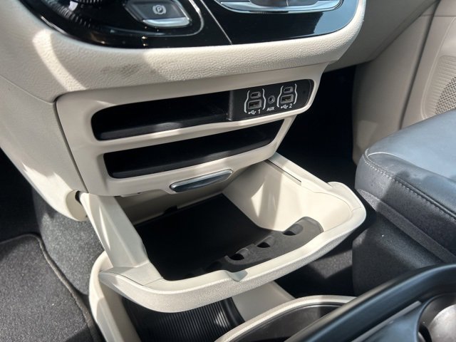 Used 2024 Chrysler Pacifica Touring-L image 25