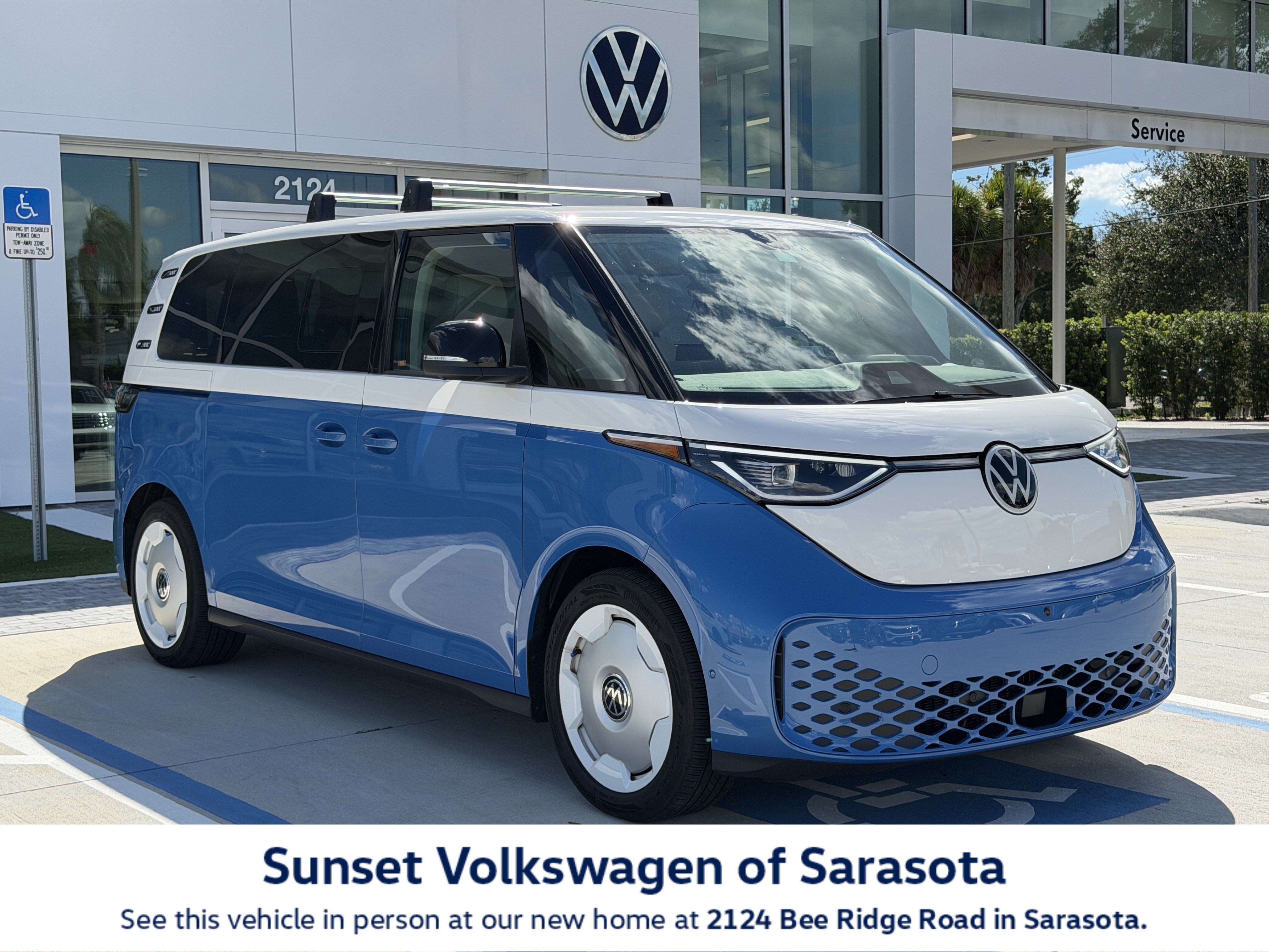 Used 2025 Volkswagen ID. Buzz 1st Edition RWD image 1