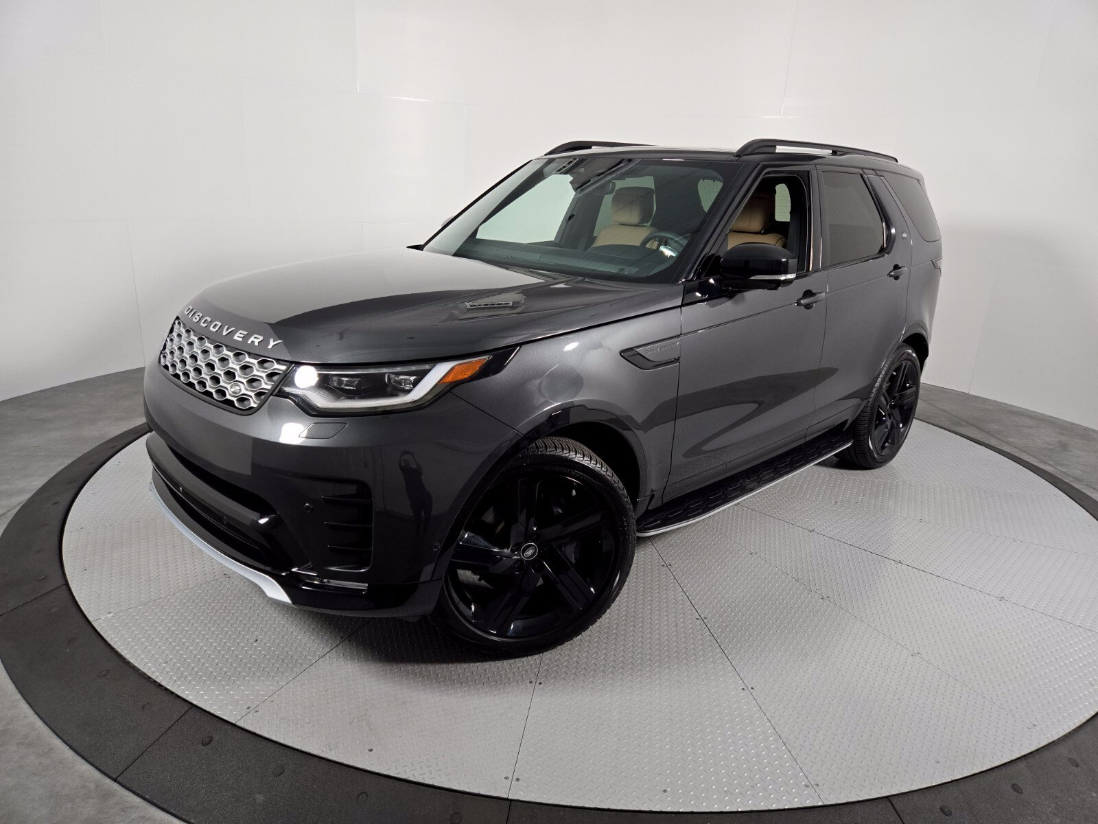 Used 2026 Land Rover Discovery Limited Edition AWD/4WD image 1
