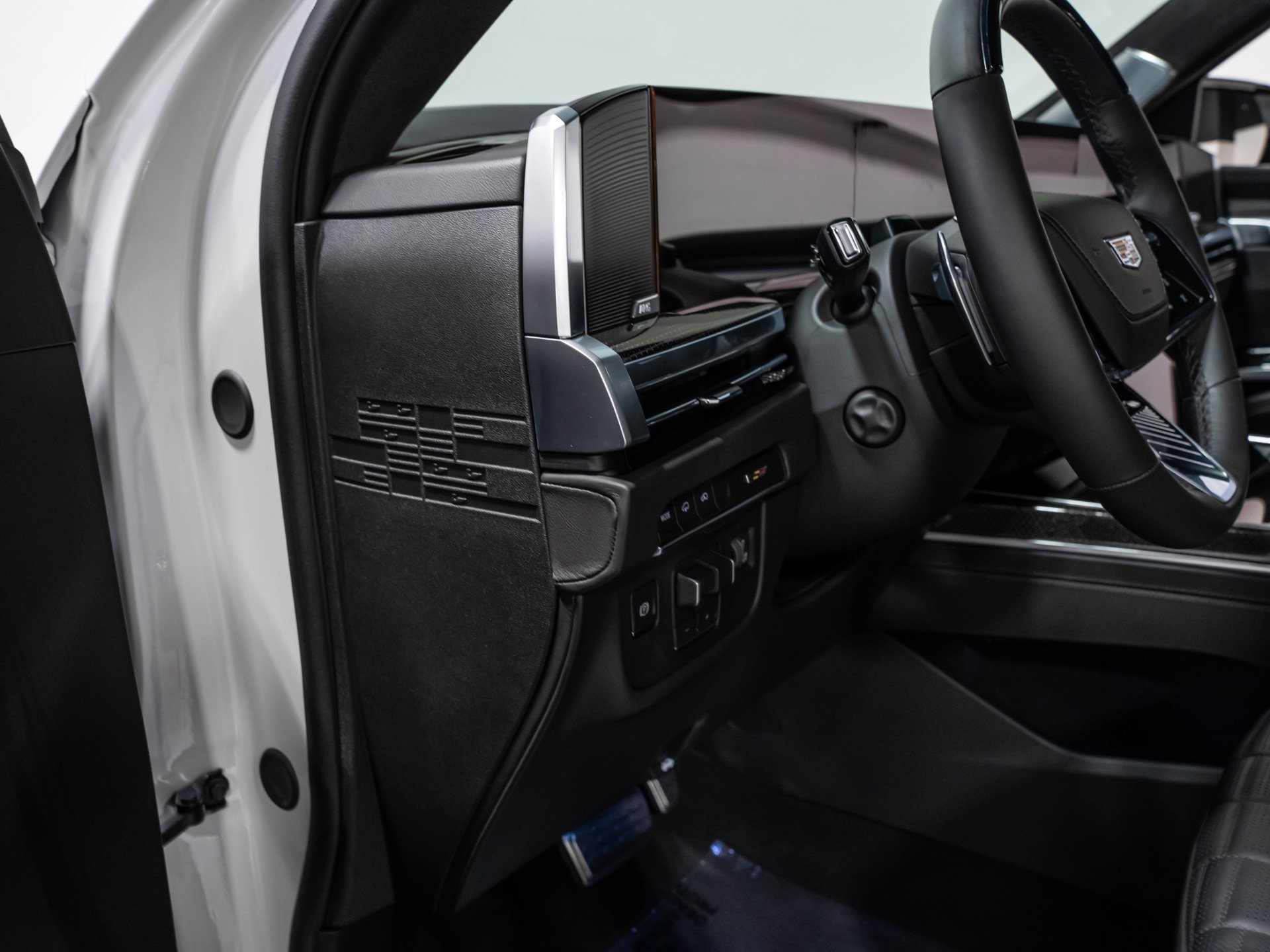 Used 2025 Cadillac Escalade V w/ LPO, ONYX Package AWD/4WD image 45