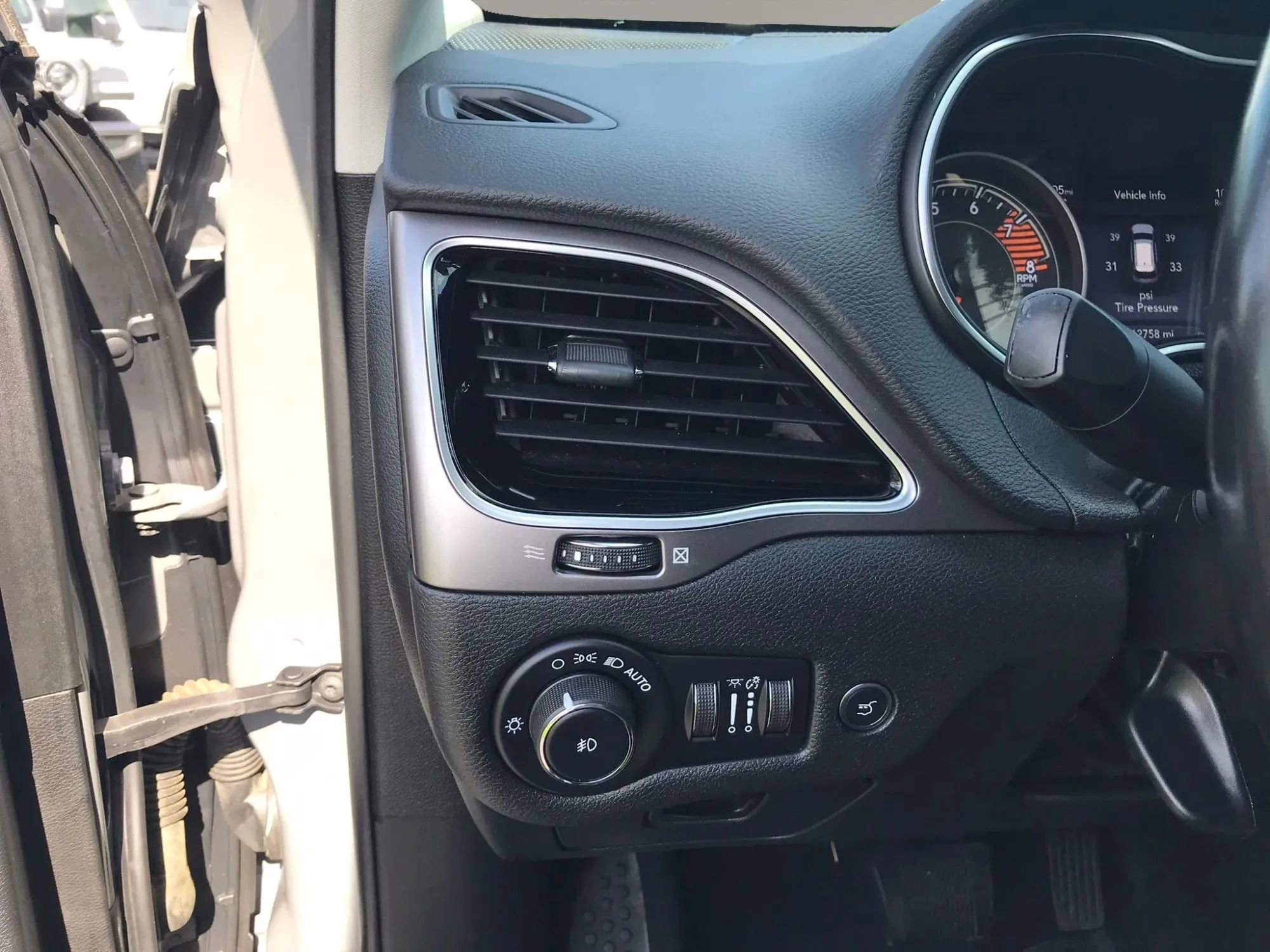 Used 2019 Jeep Cherokee Limited w/ Technology Group AWD/4WD image 14