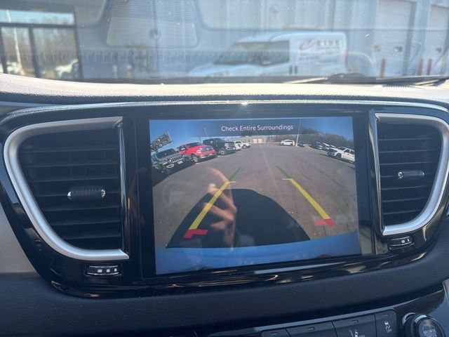 Used 2022 Chrysler Pacifica Touring-L image 17