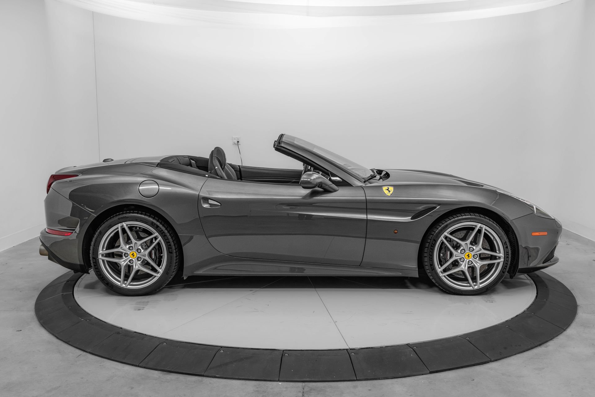 Certified 2016 Ferrari California T RWD image 9