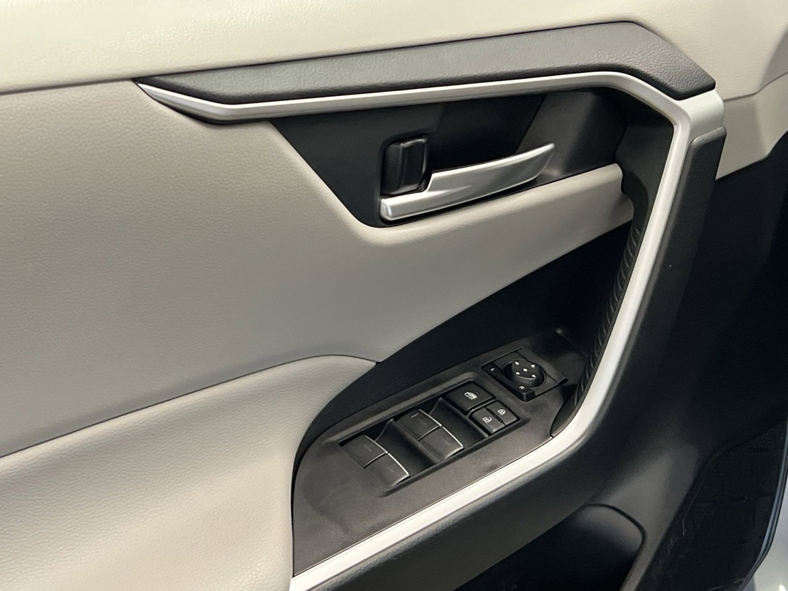 Used 2025 Toyota RAV4 XLE w/ Convenience Package image 13