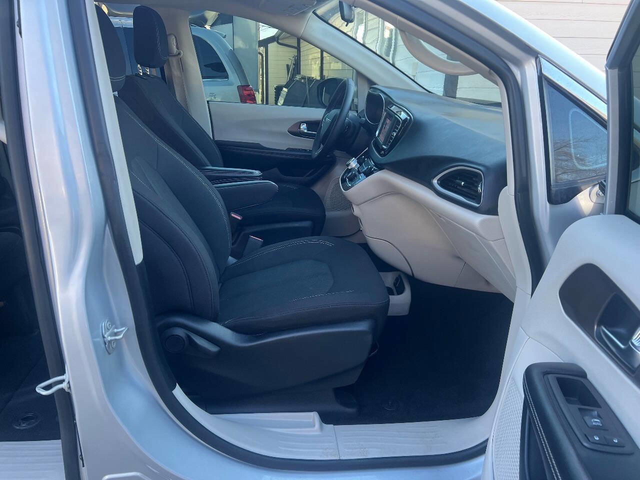 Used 2022 Chrysler Voyager LX image 13