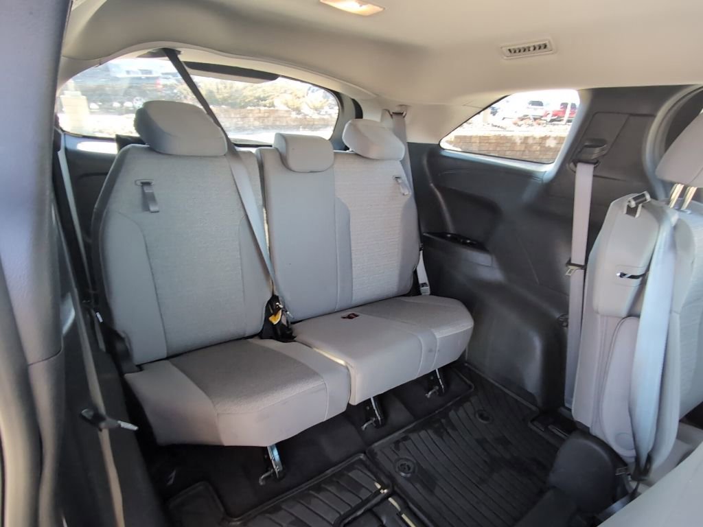 Used 2025 Toyota Sienna LE image 29
