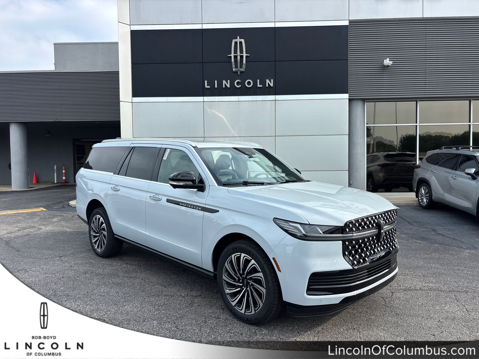 New 2026 Lincoln Navigator L Black Label AWD/4WD image 1