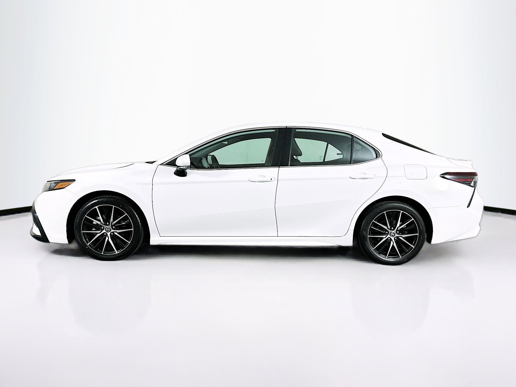 Used 2023 Toyota Camry SE image 4