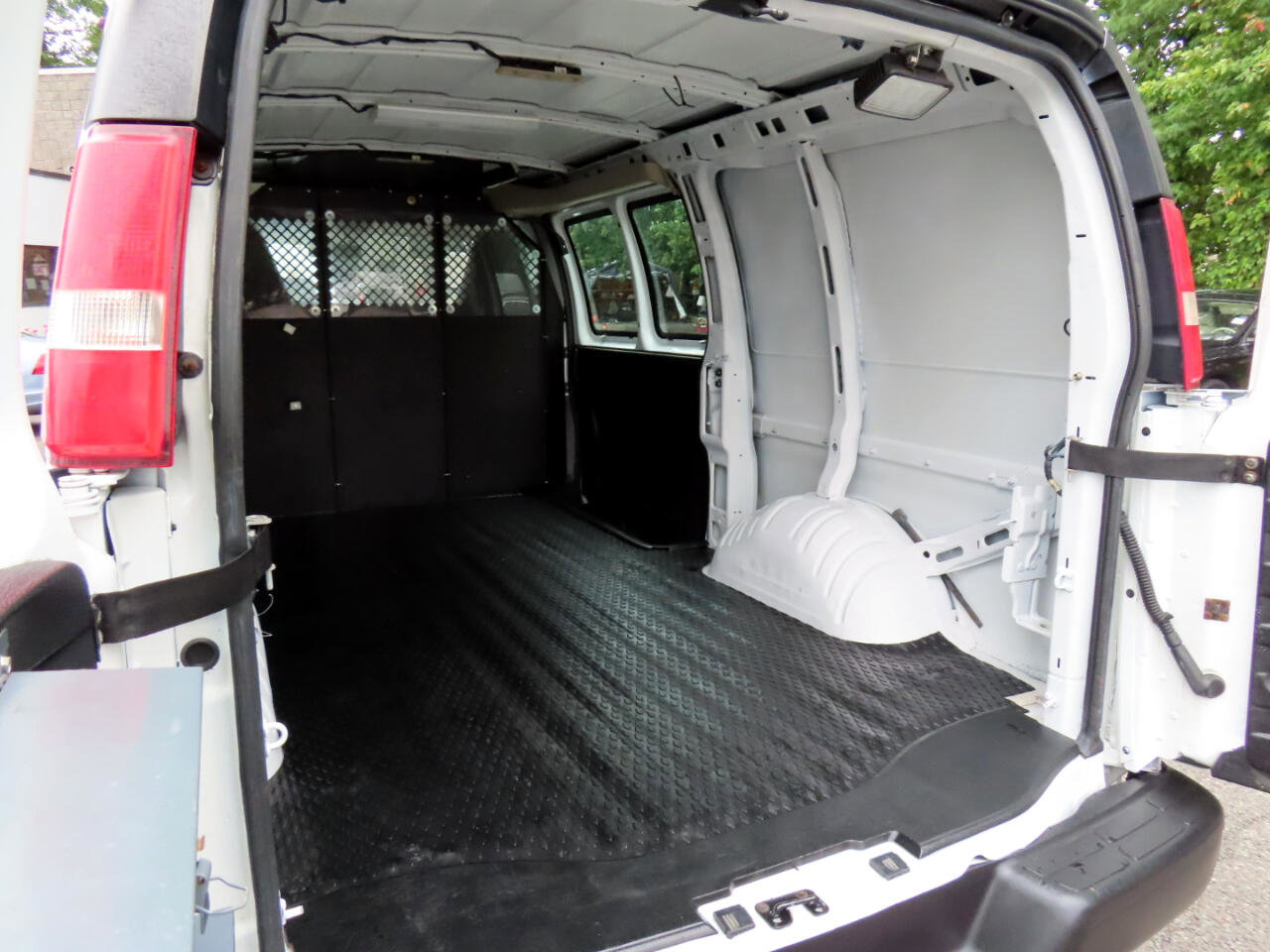 Used 2016 Chevrolet Express 2500 image 15