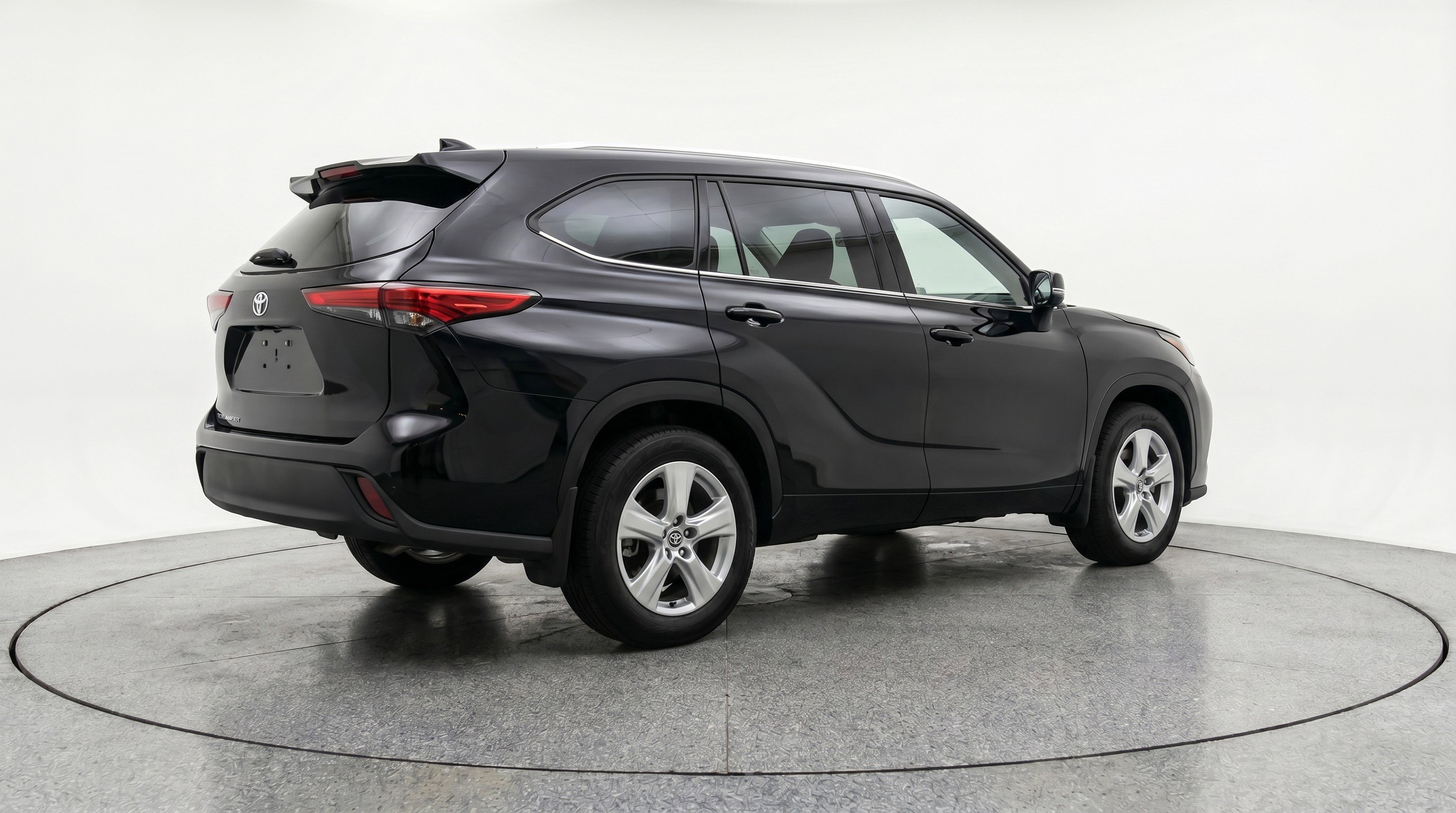 Used 2025 Toyota Highlander LE FWD image 9