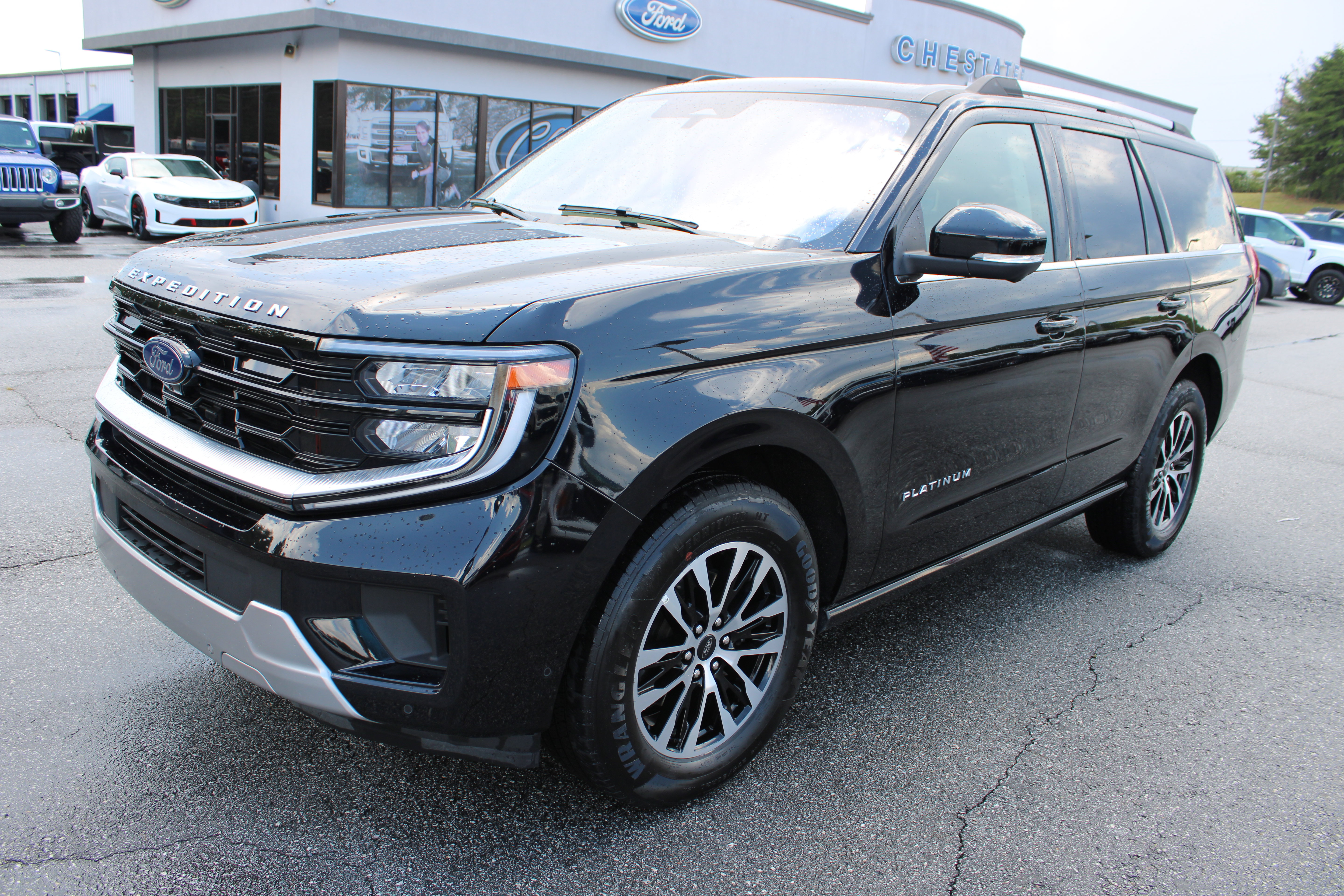 Used 2025 Ford Expedition Platinum AWD/4WD image 2