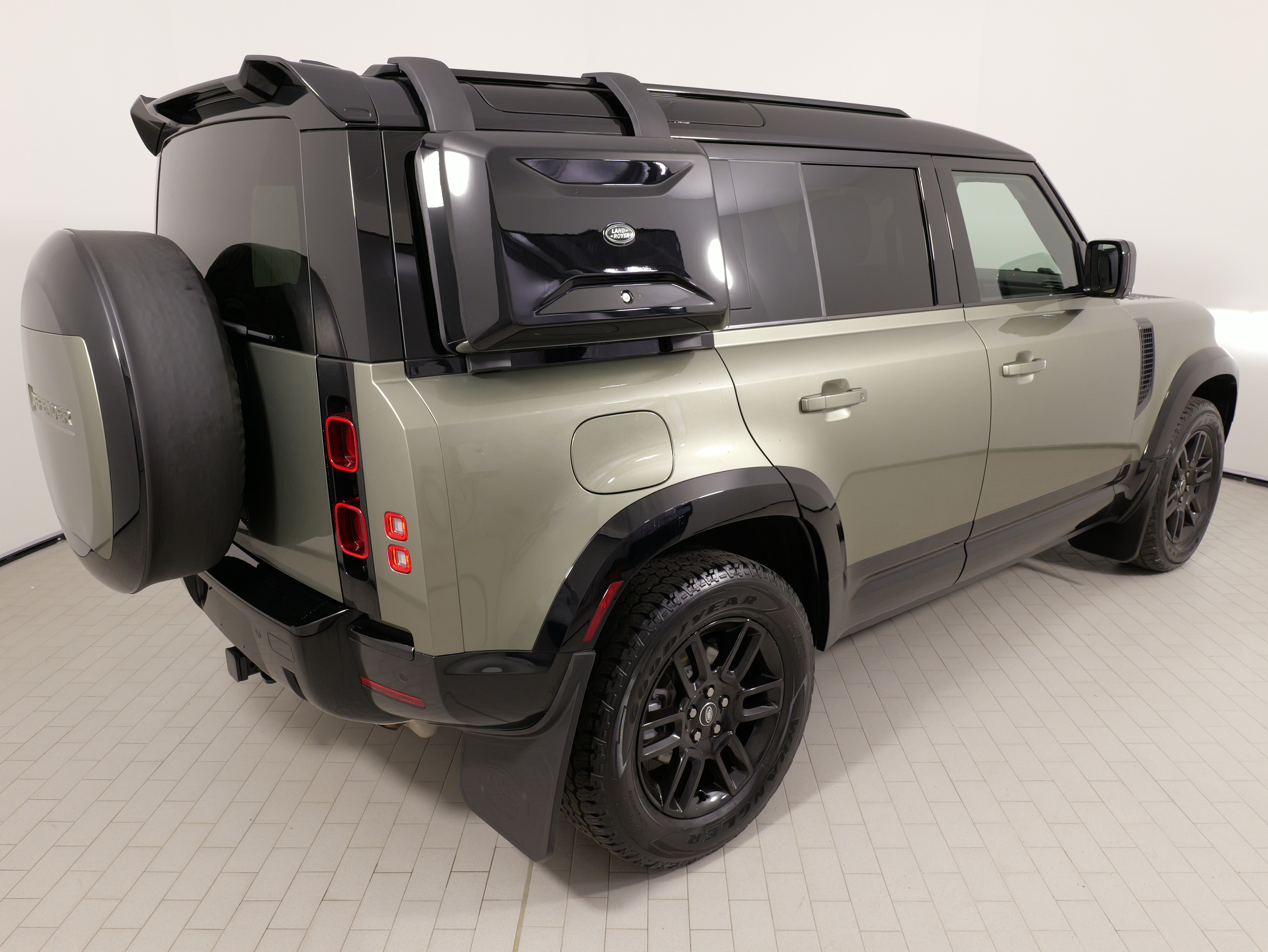 Used 2024 Land Rover Defender 110 S image 10