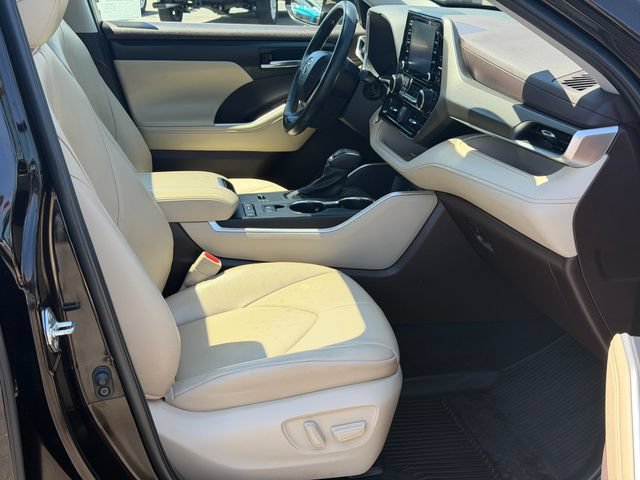 Used 2022 Toyota Highlander XLE FWD image 22