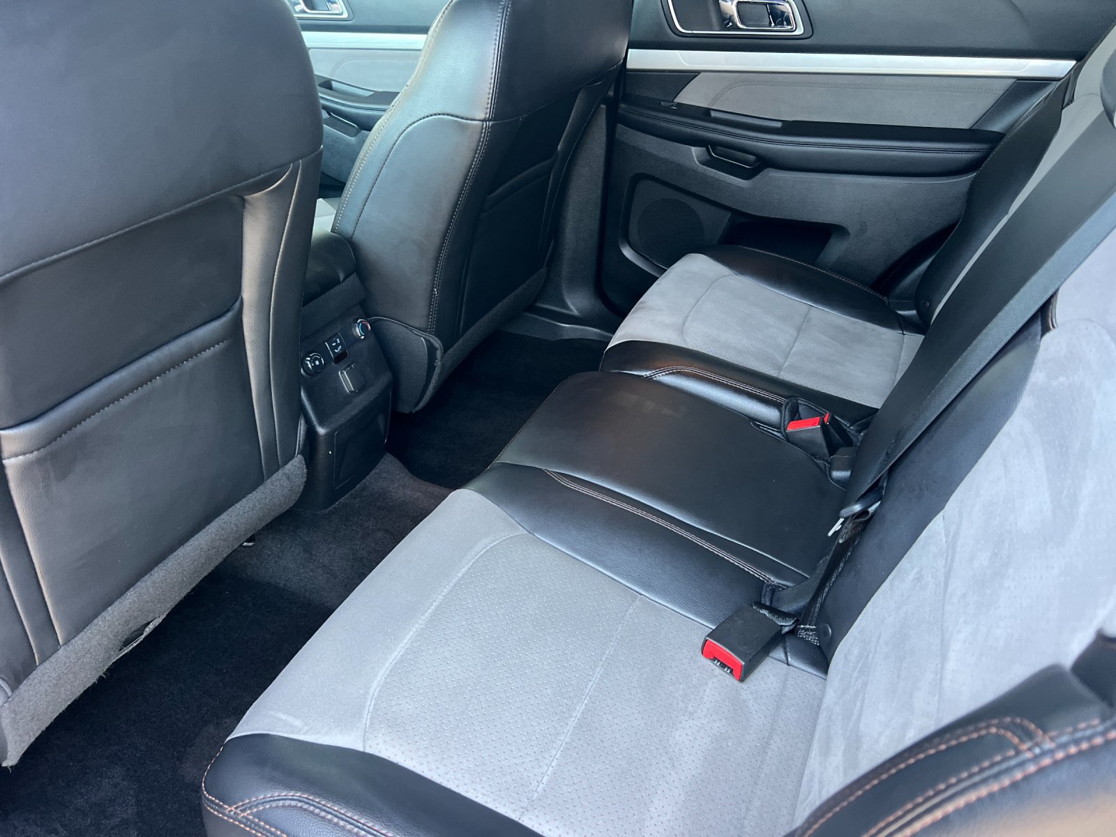 Used 2017 Ford Explorer XLT w/ Equipment Group 202A FWD image 12
