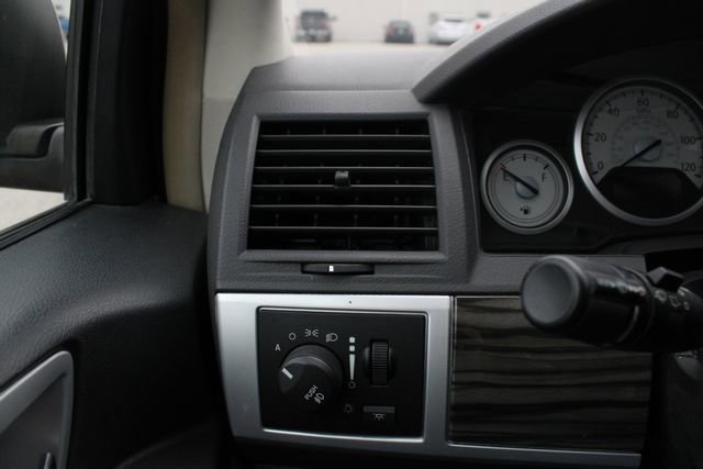 Used 2010 Chrysler Town & Country Touring FWD image 7