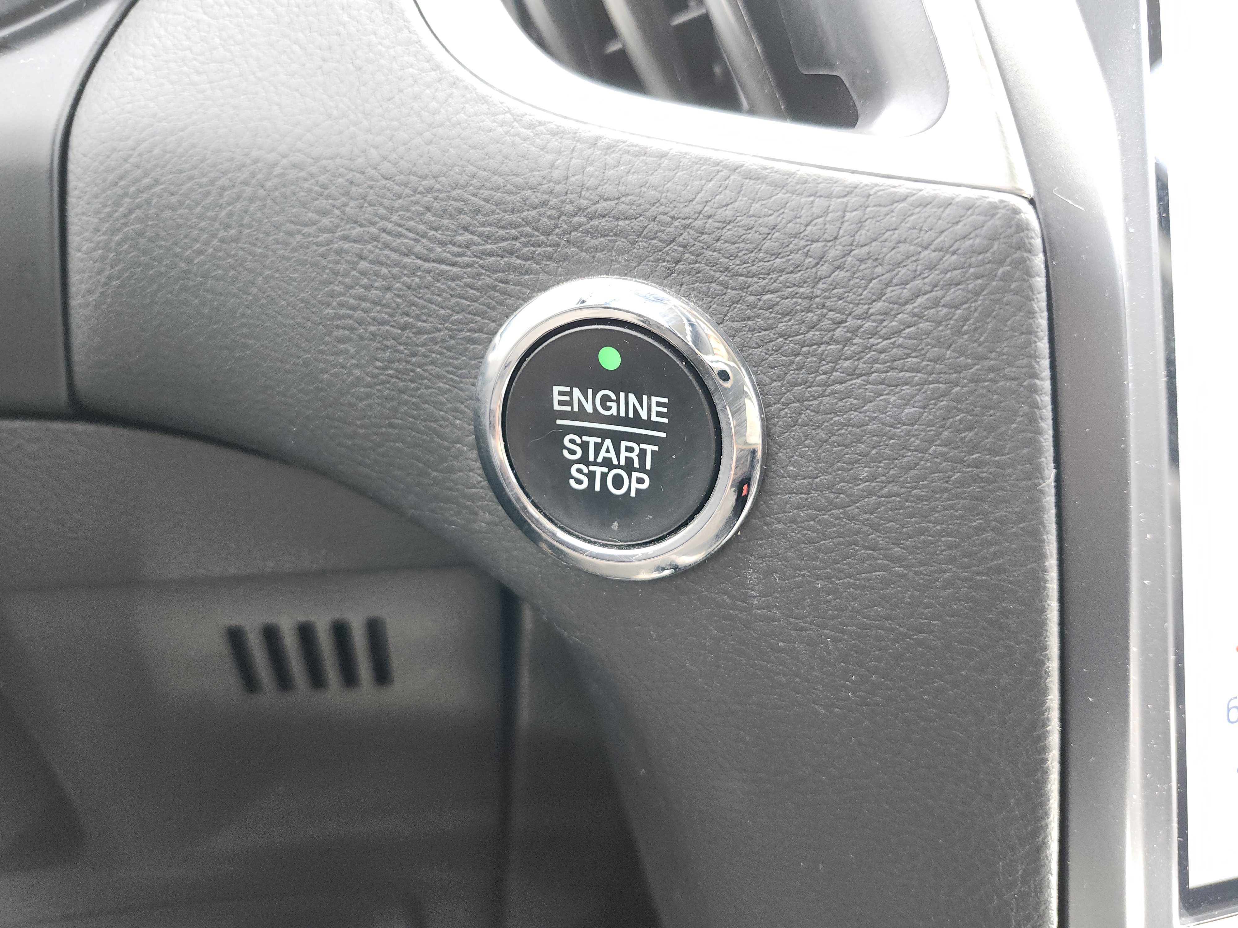 Used 2022 Ford Edge Titanium AWD/4WD image 7